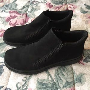 NEW Easy Spirit Black Nubuck Leather Booties